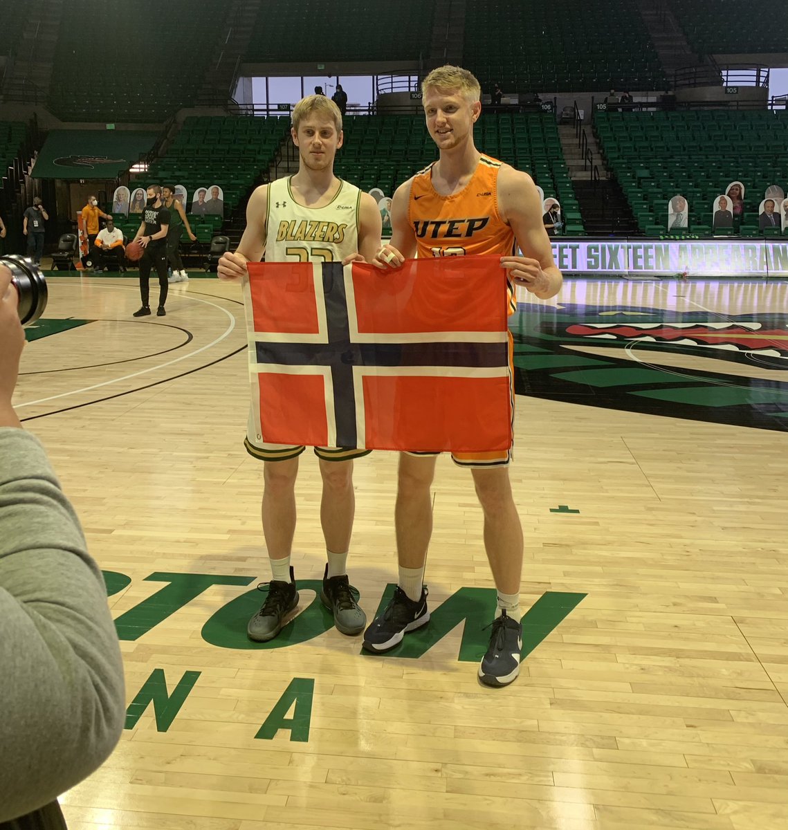 #MarchMadness er straks her, med flere potensielle nordmenn med! 🤩🏀

Vi har pratet med én – treer-kongen <a href="/KSjo99/">Kristian Sjolund</a> 👑 – om:

☄️ Suksessen fra long range
🇳🇴 Den ville kampen mot søskenbarnet <a href="/trotegaard8/">Tobias Rotegaard</a> 
⌛️ Ventetiden på starting spot
🏆 Mars-drømmen

⏬

patreon.com/posts/48233388