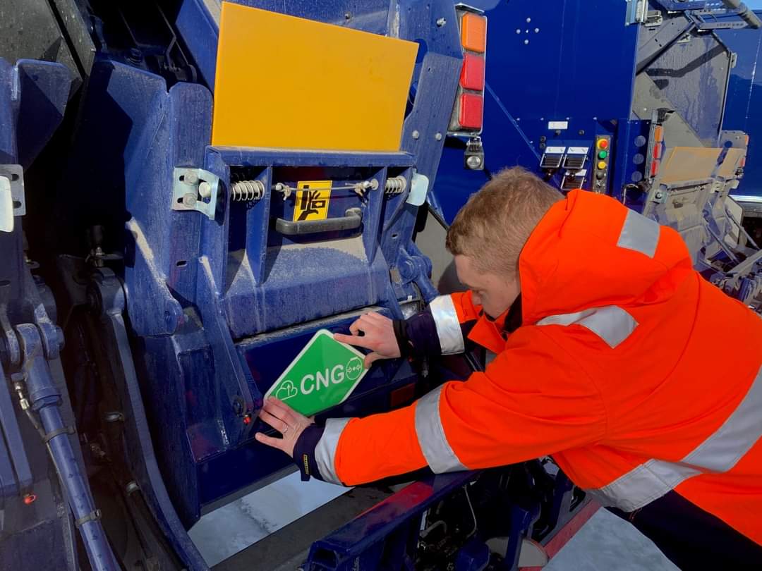 ctif_fin's tweet photo. .@lassilatikanoja on hankkinut useita uusia maakaasukäyttöisiä jäteautoja, joista ensimmäiset viisi ovat saapuneet Lappeenrantaan.
Ajoneuvon käyttövoimasta kertovan tarran kiinnitti työnjohtaja Henri Hakulinen.
Erinomaista toimintaa!
#ctif #extrication #eurorescue #iso17840 https://t.co/zSh5zKG9WQ
