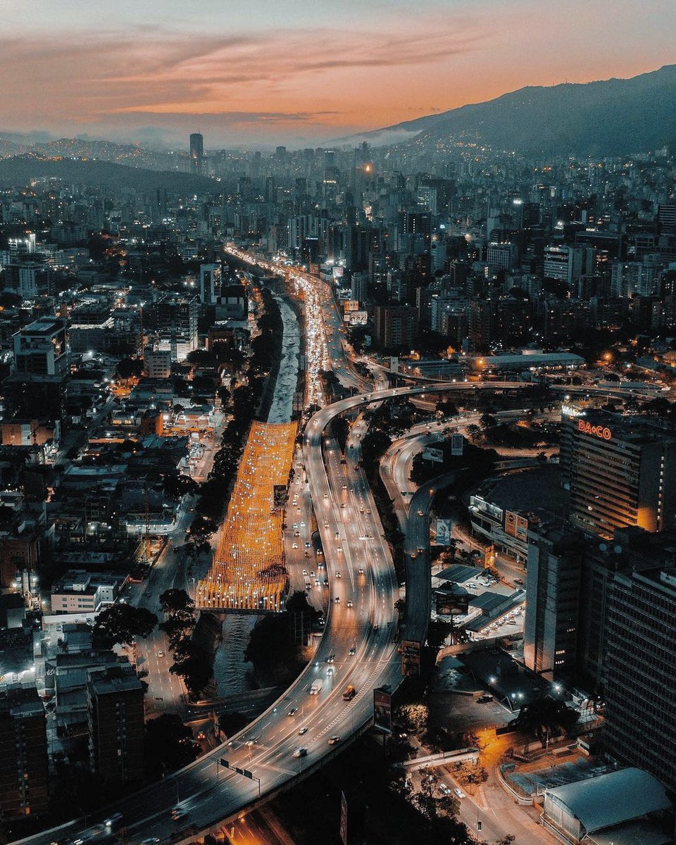 xander1515's tweet photo. -"Caracas es cualquier cosa"
-La cualquier cosa: https://t.co/VCcYsmxur8