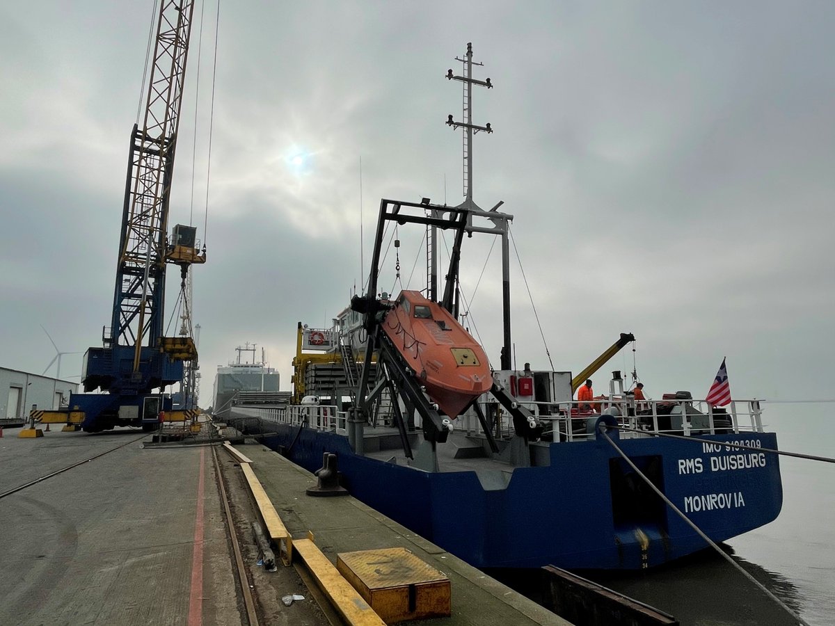 Hammond_Agency's tweet photo. RMS Duisberg in @PeelPorts discharging steel. #briggsmarine #Rhenus #Operations #teamwork #bulkersmarine #steel https://t.co/JWTlRrt0mT