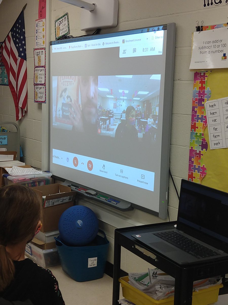 MrsSchanus's tweet photo. Thank you Paul, #GuestReader @HumphreyElem #HlwwProud https://t.co/x4uhVa3gpd