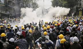 KenRoth's tweet photo. Myanmar police "fired stun grenades and rubber bullets on Tuesday to disperse protesters in the city of Yangon." The junta shows indifference to the right to protest as it prioritizes the defense of its coup. https://t.co/yuNRe9qNIO https://t.co/5gZg8wXv0z