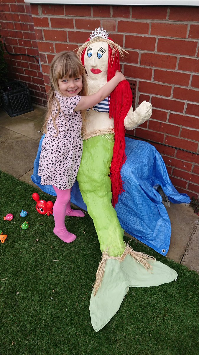 wendy_markey's tweet photo. Wardgreen primary @wardgreenschool
I wonder who Holly's favorite book character is! #HCATSCARECROWS https://t.co/6QK9n651br
