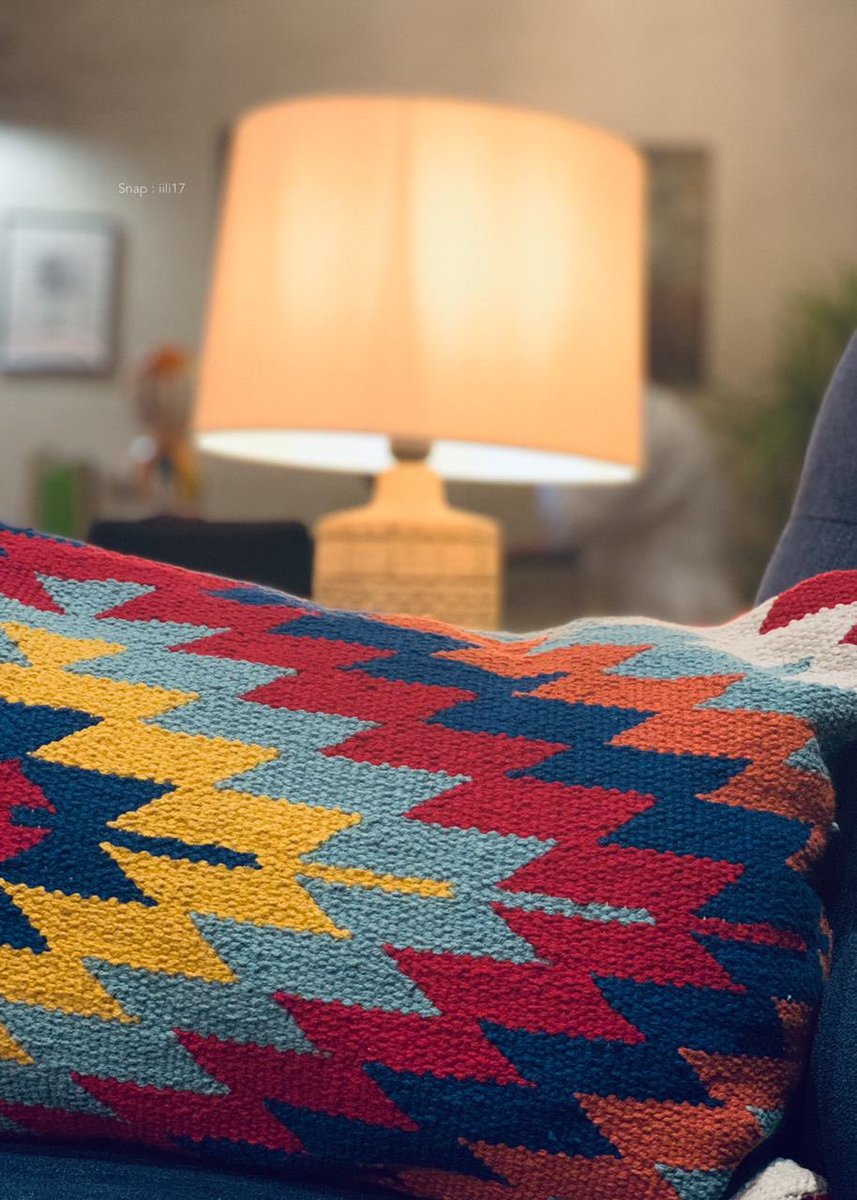 “المشكلة أنك تملكين عقلاً ناضجاً بما يكفي لتنعزلي عن النّاس، لكنّك تملكين أيضاً قلب طفلة تخافُ العُزلة، ممزقةٌ أنتِ و تائهة، بين نضوج عقلك و طفولة قلبك.”