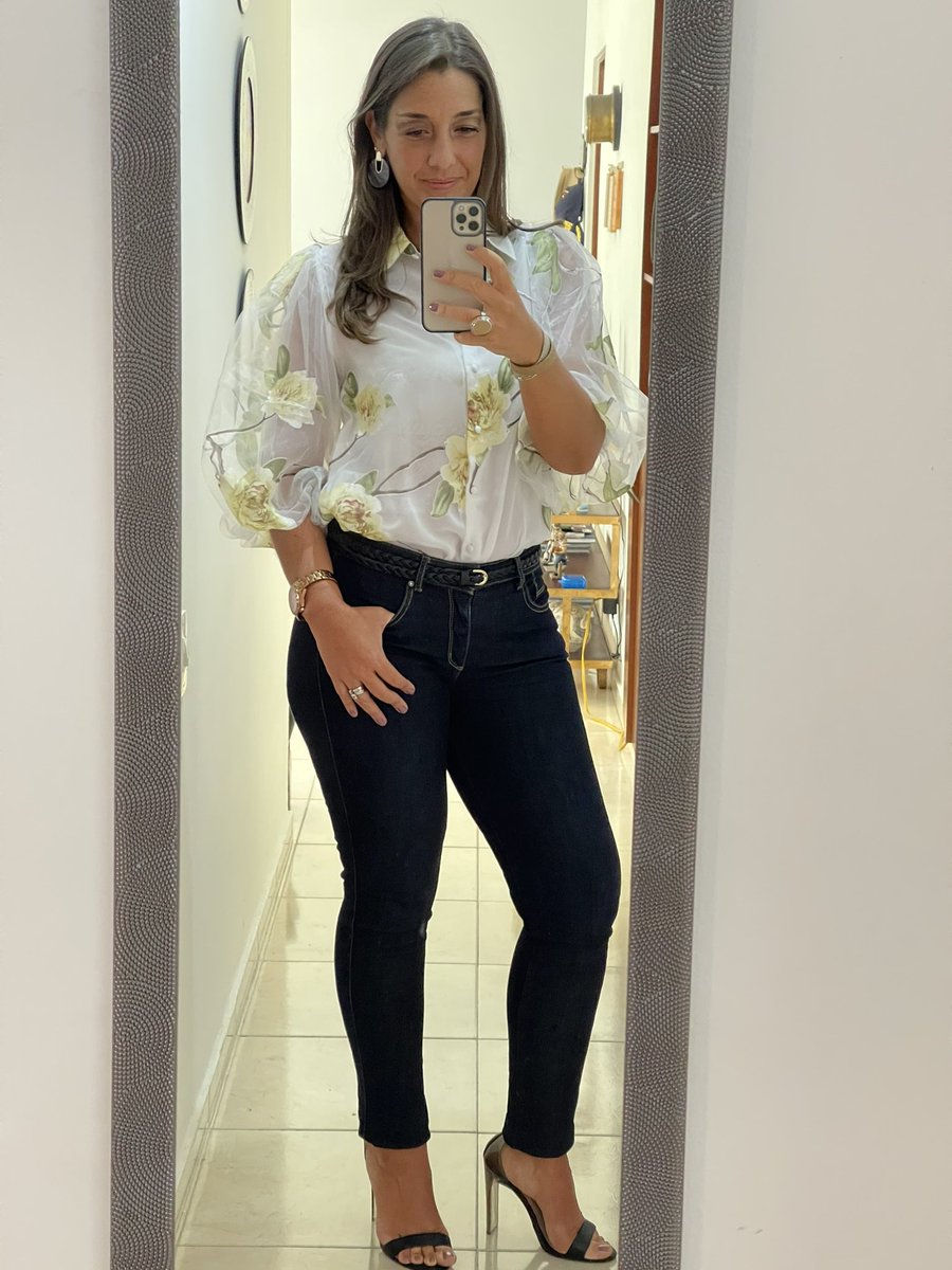 Yaya_blondie's tweet photo. Porque el jean pega con todo! Hasta con lo más elegante🥰.
Gracias @rpintosa_ por mi blusa💖 y @sofiorozco por mis aretes están DIVINOS!💋🌹🌻💃🏻
#IsleñitadeSanAndres🏝
#AProducir
#Martes https://t.co/wAOlt7o9Zy