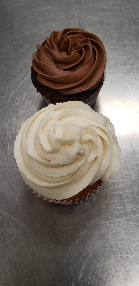 PHSCulinary2's tweet photo. Cupcake week continues with Culinary 1/3. #Cheers @PowhatanHS https://t.co/CfXNPuLkKz