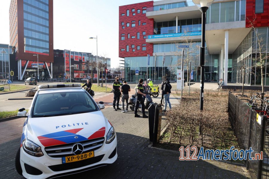 Scooter aangereden door auto op het Eemplein in Amersfoort. 112Amersfoort.