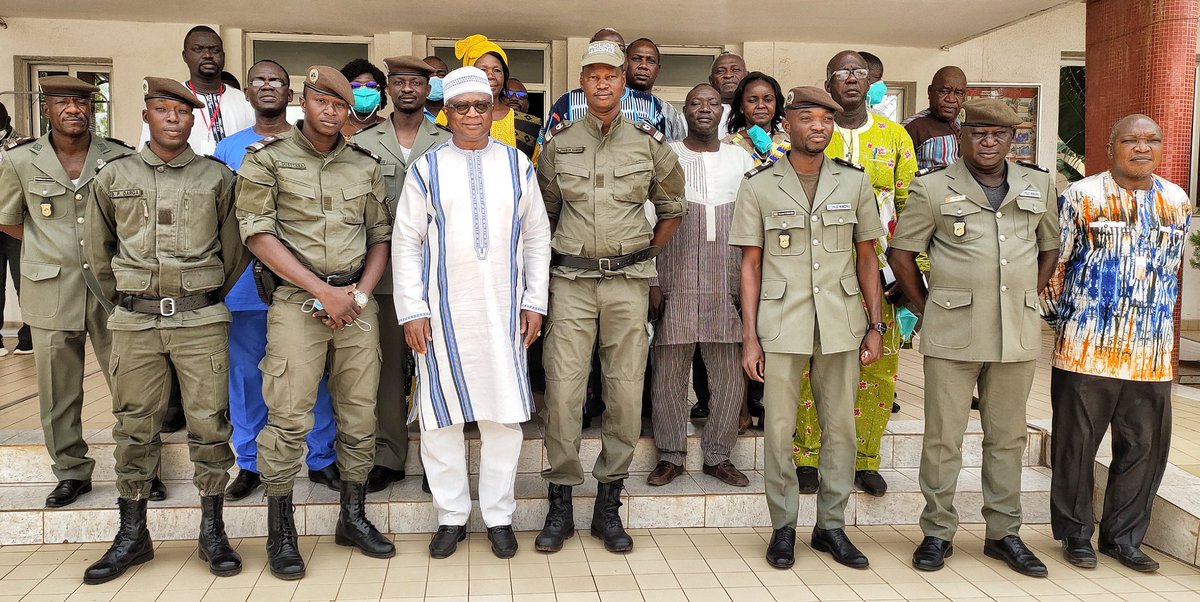 PRÉSENTATION DE LA NOUVELLE ÉQUIPE DIRIGEANTE DE LA POLICE MUNICIPALE À L'EXÉCUTIF ET AUX RESPONSABLES ADMINISTRATIFS DE LA COMMUNE
Le Maire a invité ses hommes à se mettre au travail pour répondre aux préoccupations des citoyens et faire de Ouaga une ville où il fait bon vivre