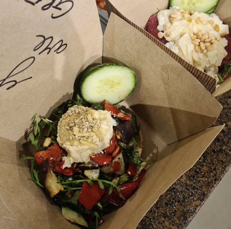 MEGA VEGA 🍅🥑 Eigenlijk is ‘ie vegan, maar Megan Vegan bekt net iets minder lekker... 😜 Heb jij deze nieuwkomer met gegrilde paprika, aubergine &amp; courgette, hummus, dukkah &amp; rucola al eens op? #bagelsbeans #megavega #bagellunch