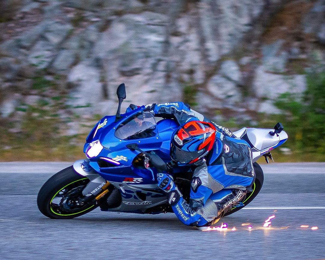 CardoSystems's tweet photo. A Sparky #TwistyTuesday with Josh and his Gixxer with the PACKTAL Bold
πΈΒ IG:Β @joshr_27 @18s1000rr
π§ #PACKTALKBold
β«
β«
β«
#CardoSystems #AskForCardo #CardoFam #Suzuki #GSXR1000 #Kneedragging #elbowdown https://t.co/Ehi3DAWWCE