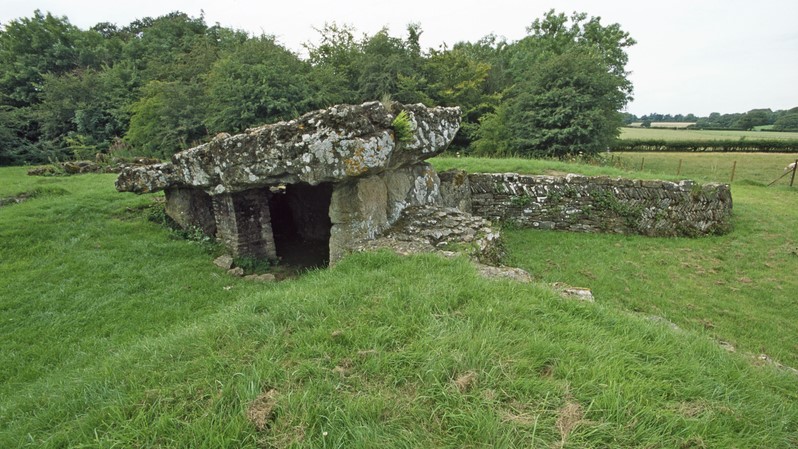 StFagans_Museum's tweet photo. Megalithic tombs, like Tinkinswood near Cardiff, were houses for the dead & the ancestors
They start to be built around the same time as farming began
#firstfarmers #earlyneolithic #megalithictomb #tinkinswood https://t.co/poeW5joc3P