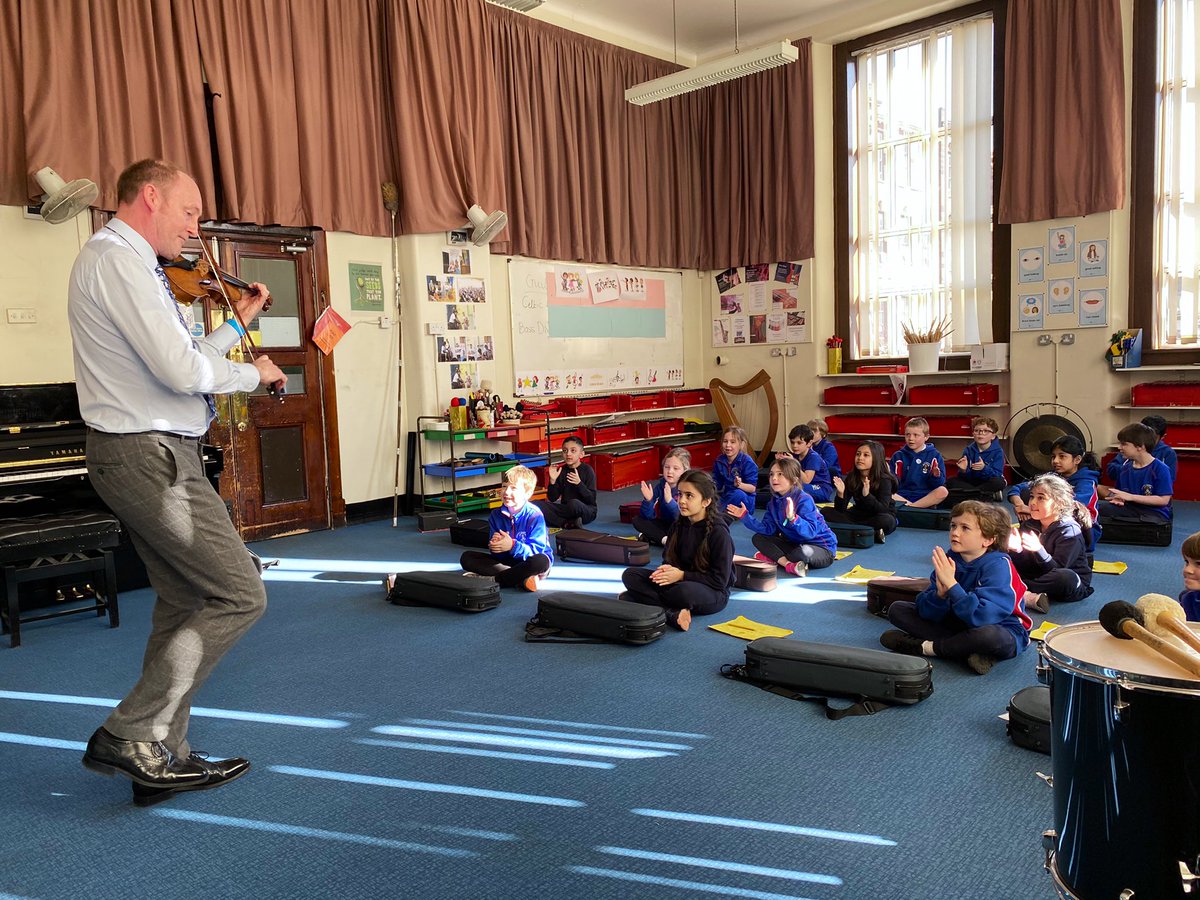 P3M enjoyed a visit from Mr Ewart, our Head of Strings. He taught the children how to name all of the different parts of the violin. They joined in with a rendition of The Atholl Highlanders. #beoneofus #WeAreHutchie #flourish