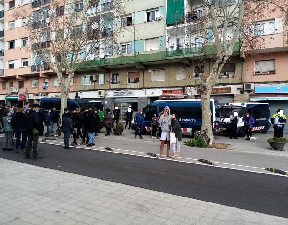 Los Mossos han desahuciado a una familia en Ripollet con una niña de 6 años en plena pandemia. La madre ha intentado suicidarse. Violencia es esto.