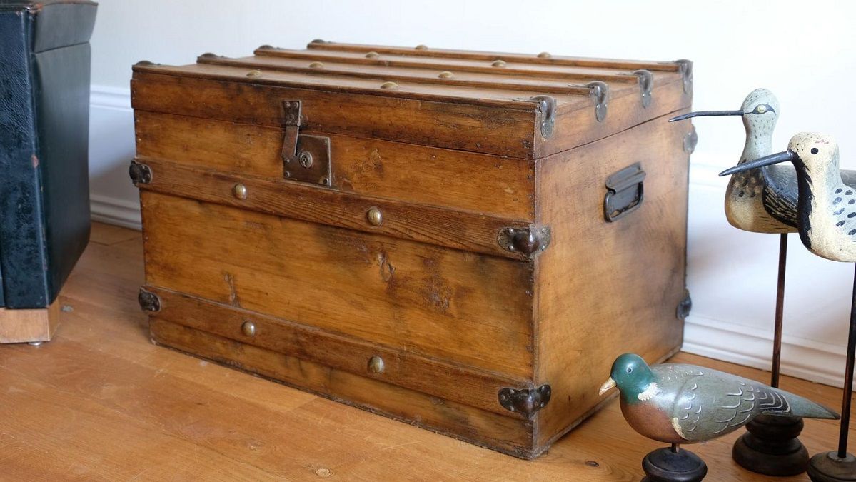 loveantiques's tweet image. A Victorian Antique Pine Chest with Brass Studs &amp;amp; Corners, full of character and ready for a new home. This is for sale from Campbell Vintage: buff.ly/3sHzRaU
#storage #antiquechest #pinechest #storagetrunk #homestyling #loveantiques