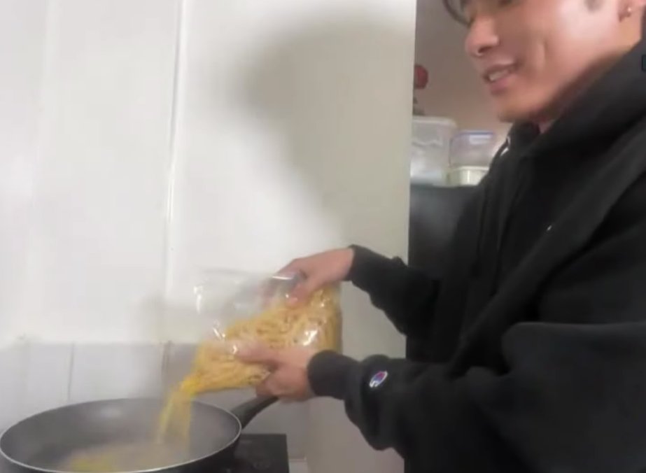 AnRox89's tweet photo. La lang. Just rewatching Jaycee's very cute attempt at replicating Tonio's Mac & Cheese on this very humid second day of March.
Super good vibes.😊😋
#HelloStrangerTheMovie
#FriendshipRing
#XavMi
#JCTon https://t.co/FKkikgWI9a