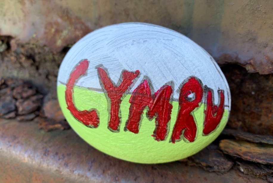 sketty_primary's tweet photo. Our #CerrigCymraeg 🏴󠁧󠁢󠁷󠁬󠁳󠁿celebration is off to a great start! Da iawn bawb! Keep a look out for Welsh emblems, words &amp; pictures painted onto stones. How many can you find? 🧐#Erthygl29 #Erthygl30 #Erthygl31 @NerineGriffith1 @StuartRRSA @childcomwales @wgmin_education @WG_Education https://t.co/RcAv29RBYV