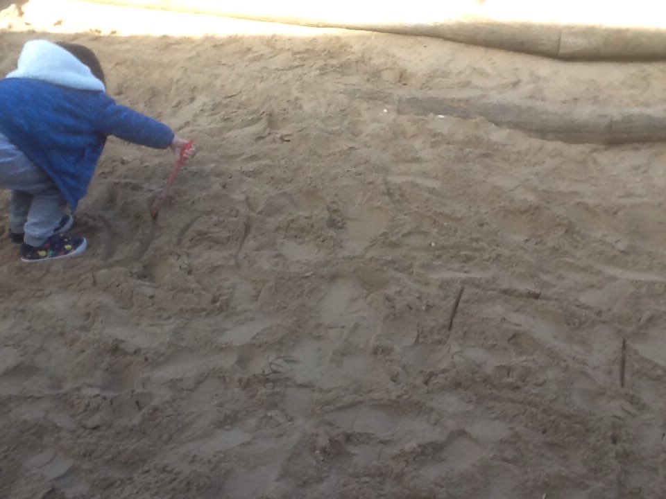 AshbridgeMaxy's tweet photo. Drawing Elmer's squares in the sand! It's harder than it looks! #howmanysides #straightorcurved #propertiesofshapes #problemsolving @NDNAtalk #EYmatters https://t.co/Qgw7XGTPMB
