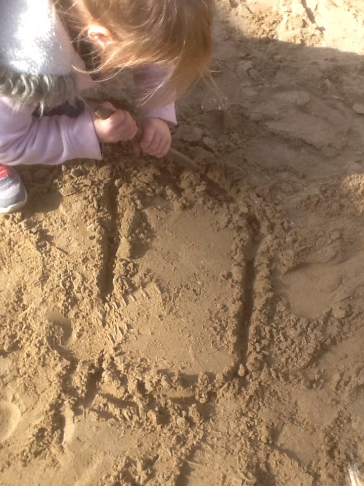 AshbridgeMaxy's tweet photo. Drawing Elmer's squares in the sand! It's harder than it looks! #howmanysides #straightorcurved #propertiesofshapes #problemsolving @NDNAtalk #EYmatters https://t.co/Qgw7XGTPMB