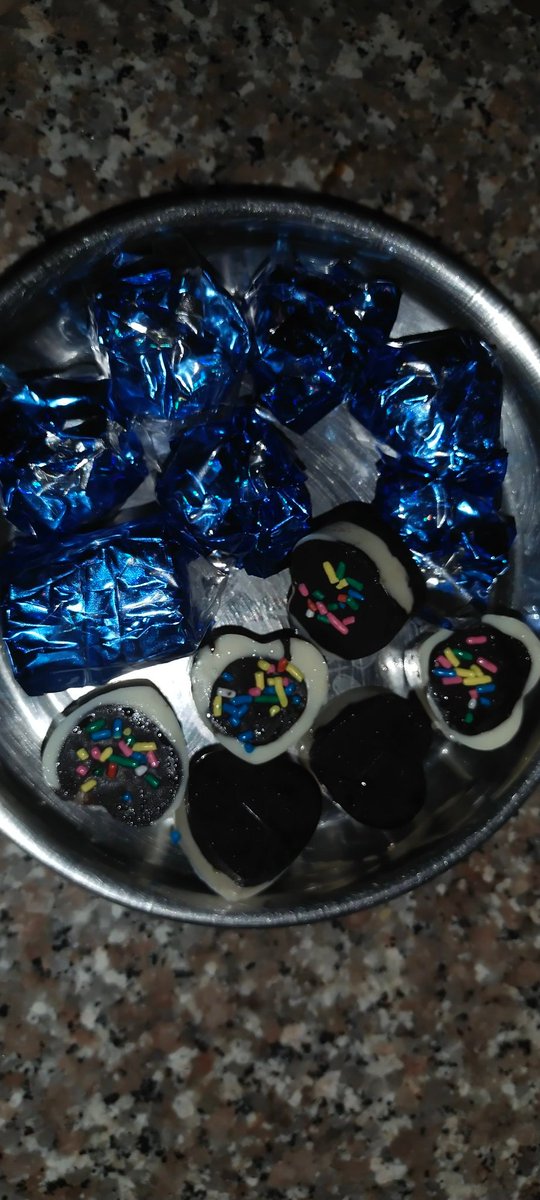Smruti_Dream's tweet photo. #HomemadeChocolate #delicious #chocolate #Orangeflavour #lovetomake #homeMade kiye khaiba asa. https://t.co/nr9kwhxAHf