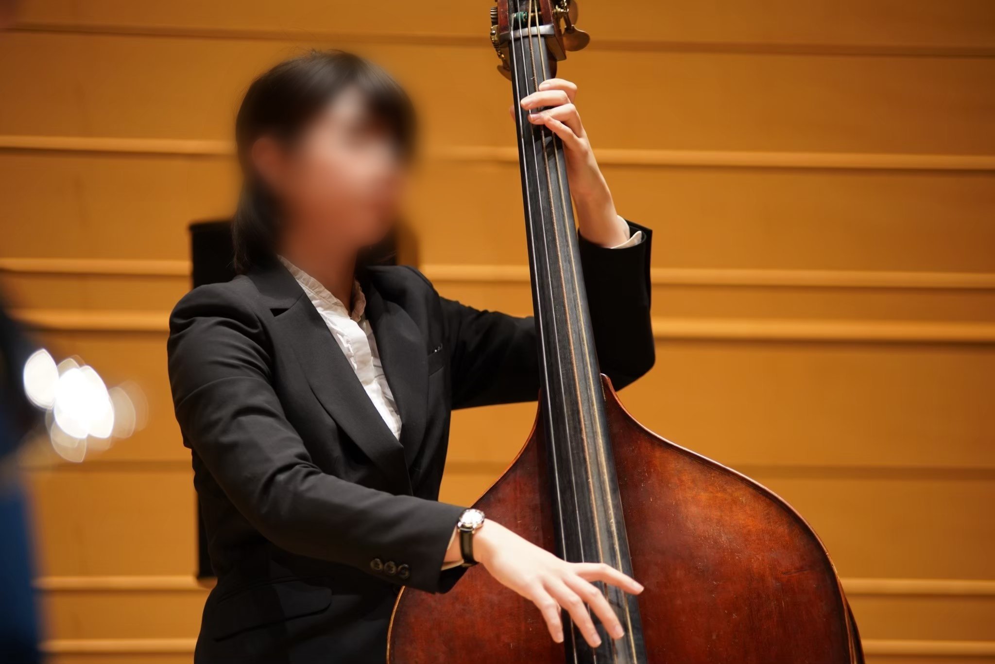 早稲田ニューオリ新歓21 A Twitter 楽器紹介その3 ベース 縁の下の力持ちってやつですね バンドの一番低い部分でリズムを支える めちゃくちゃかっこいい楽器です コントラバスという身長くらい大きい楽器を指で弾いて音を鳴らすので 見た目も強そうで