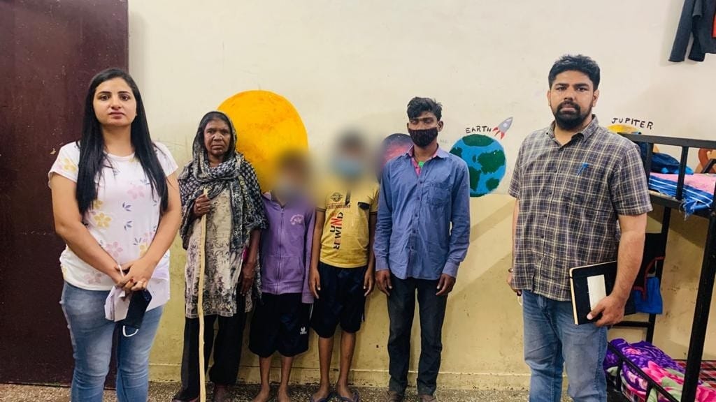 Our north-west district team brought smile on distraught faces, by tracing and reuniting two minors with their parents. 

#OperationMilap 
#DelhiPoliceDilKiPolice 
<a href="/DelhiPolice/">Delhi Police</a> <a href="/CPDelhi/">CP Delhi #DilKiPolice</a> <a href="/SanjaySingh_IPS/">Sanjay Singh</a> <a href="/ssyips/">Surender Singh Yadav IPS</a>