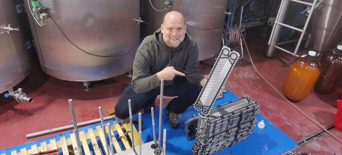 TapbSplit's tweet photo. Kad ti dođe prijatelj iz "konkurentske" pivovare servisirati plate chiller. U Hrvatskoj ne postoji konkurencije među craft pivovarama nego samo prijateljstvo i međusobno pomaganje.
#tapb #tapbpub #tapbsplit #tapbcraft #splitbeer #splitcraft #beersplit #craftsplit #trapula https://t.co/Szsz5Hu7j7