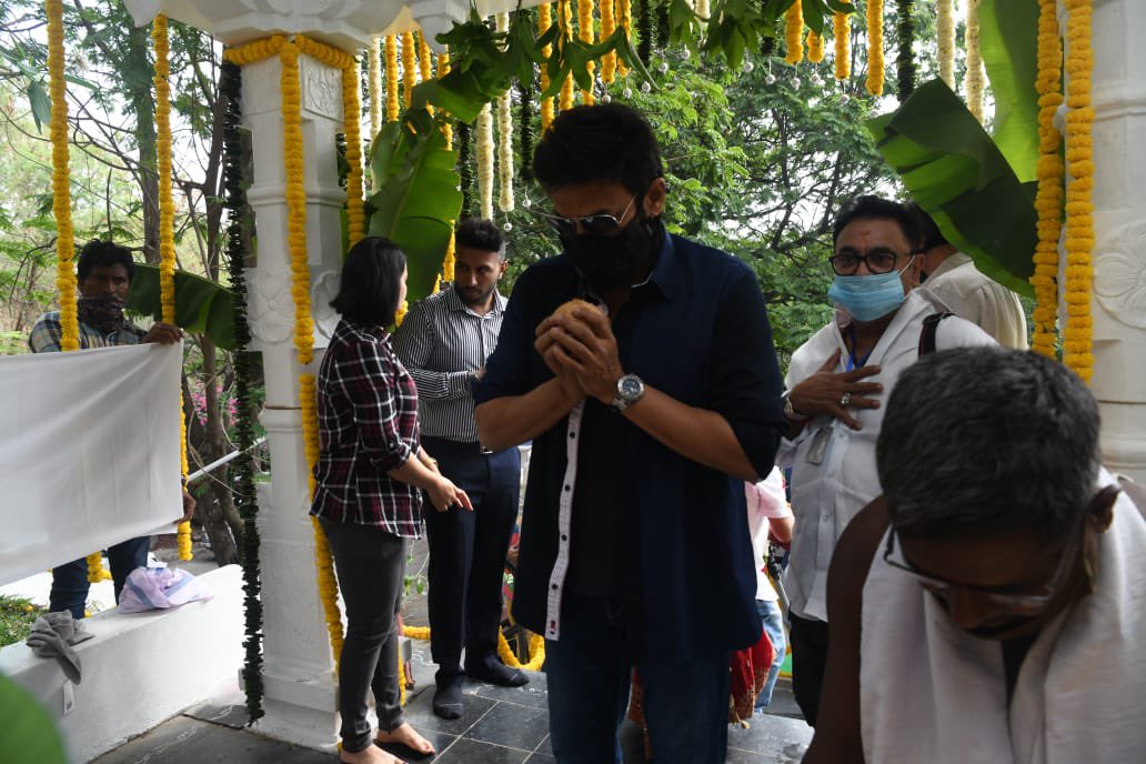 VictoryTrends's tweet photo. Inauguration of Drushyam 2 🙏🏼🎉

@VenkyMama #MeenaSagar #JeethuJoseph @aashirvadcine @antonypbvr @SBDaggubati #RajkumarTheatres @anuprubens #SatheeshKurup 

#Drushyam2 
#Drushyam2Begins https://t.co/E2Xp51Ed6l