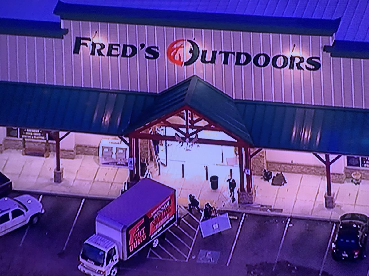 LindseyMastis's tweet photo. #ABC7AlertDesk: Cleanup is underway at a gun shop in Waldorf, Md. Police tell us a vehicle rammed into the building and firearms were stolen. #SkyTrak7 is over the scene. Updates on @ABC7News #GMW https://t.co/mo9naacNpH