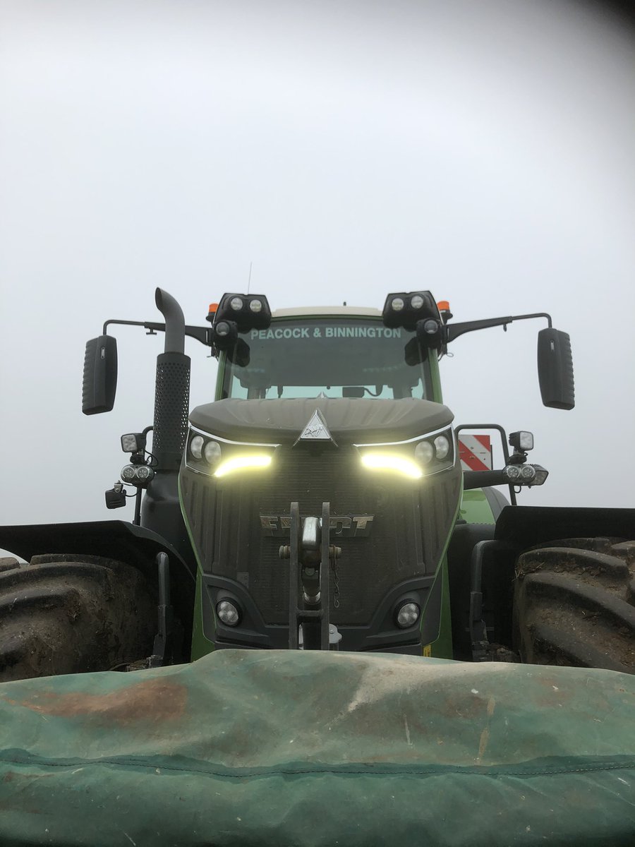 JSScholes1's tweet photo. Grey skies on #yorkshirewolds but #varigrip in full use @MichelinAgriUK @PandBMachinery @Fendt_UKIreland #936 purring away! https://t.co/VeYHScsvmQ