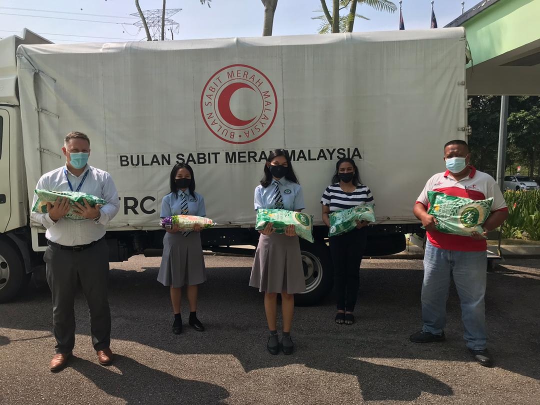 Student Council raised money to buy 350kg of rice to help people whom affected by floods in Johor. 
#tenbySEG 
#TISS 
#studentcouncil