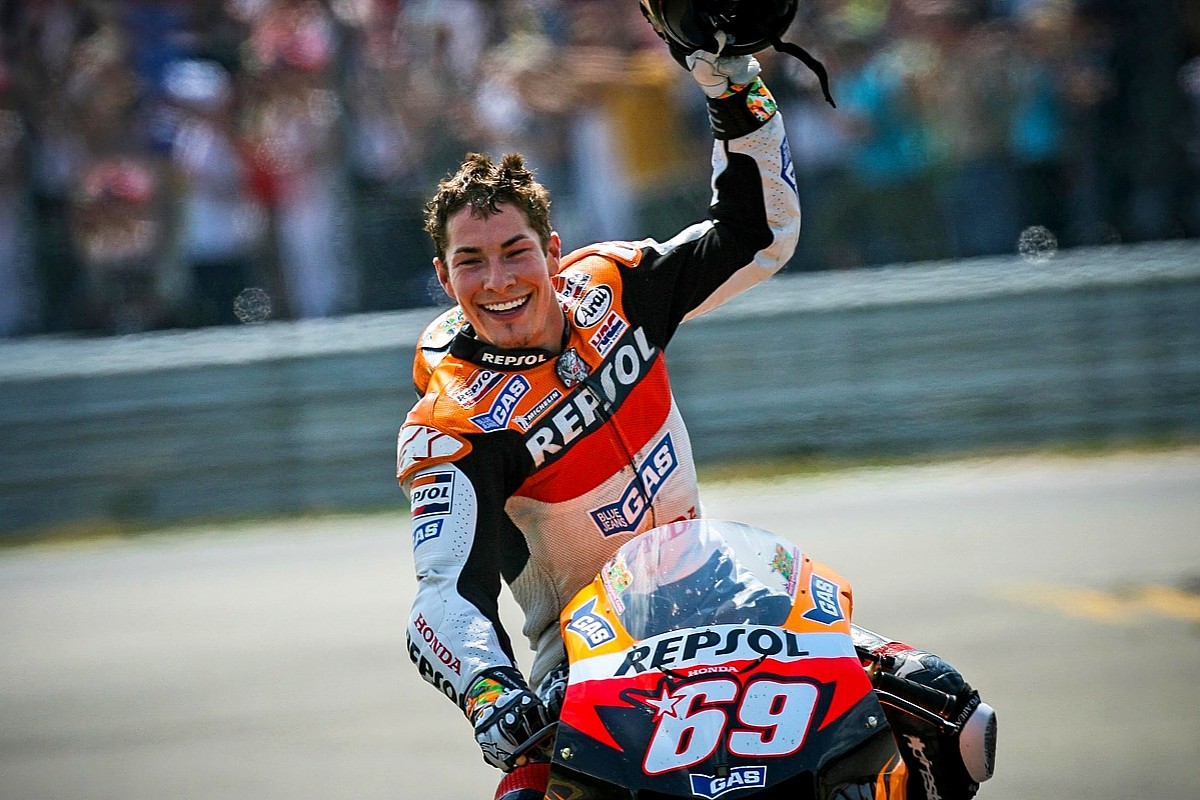visordown's tweet image. Nicky Hayden, the Kentucky Kid, is being inducted in to the 2021 Motorsports Hall of Fame of America 👍
Article here: ow.ly/9CAt50DMuUi
#NickyHayden #KentuckyKid #HallofFame #Visordown
