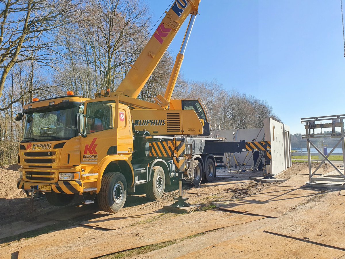 Dr eerste wanden van de nieuwe toiletgebouwen op recreatiepark Het Rutbeek Enschede staan.