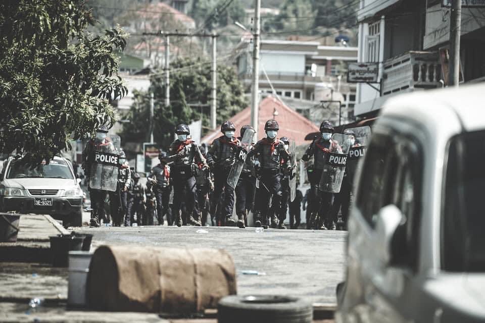 McherryH's tweet photo. Kalaw Brigade,  55th Division Terrorists violence  the Unarmed civilians 
In our peaceful city Taunggyi, Shan state .Myanmar.
#WhatsHappeninglnMyanmar #Mar2Coup https://t.co/Zw09LllFOK