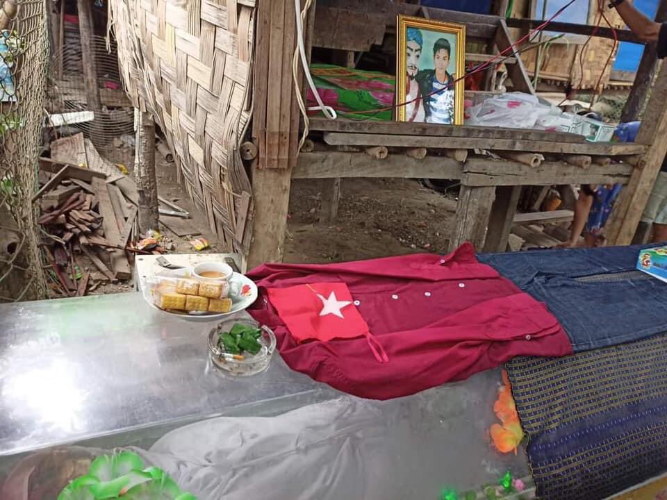 McherryH's tweet photo. Funeral of Si Thu Soe, 17 year-old boy who got shot with live ammos in BAGO on Feb 28. May your soul rest in peace.
ELECTED CRPH
#Mar2Coup
#WhatsHappeningInMyanmar https://t.co/4ZqjVGQnyX