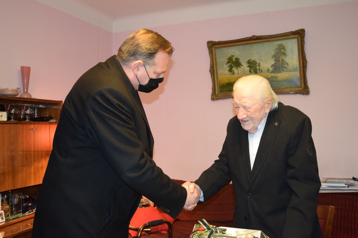 Dotarła do nas bardzo smutna wiadomość 😢

Na wieczną wartę odszedł kpt. Henryk Anusiewicz – weteran 2. Korpusu Polskiego gen. Władysława Andersa.

W grudniu Szef #UdSKiOR <a href="/JanKasprzyk/">Jan Kasprzyk</a> odwiedził Pana Kapitana ze świątecznym opłatkiem...

Będzie nam Pana brakować, Panie Kapitanie!