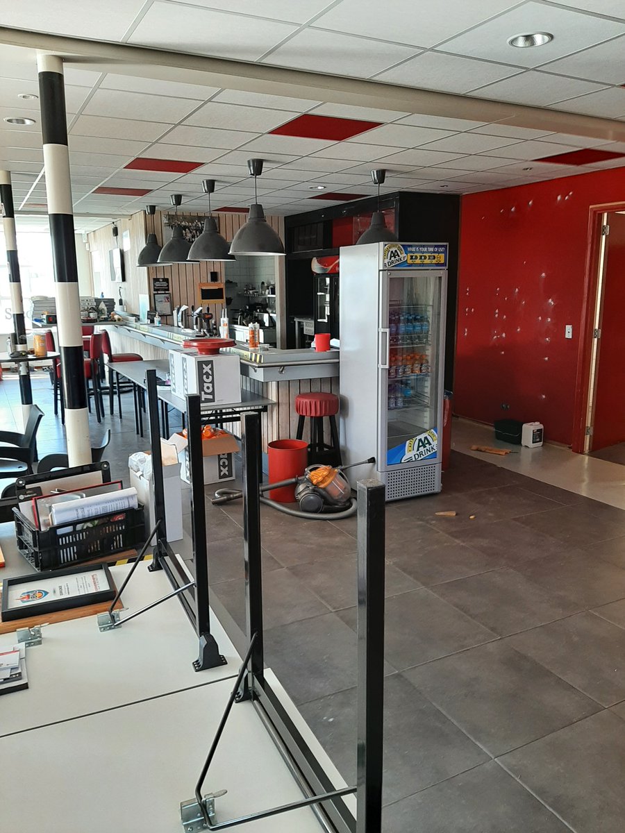 Bij <a href="/Svn69Nijeveen/">⚽️ SVN'69 ⚽️</a> laten de vrijwilligers de moed niet zakken. Er komen betere tijden! Daarom de kantine maar eens een goede opknapbeurt geven. Dan zijn we straks weer goed voorbereid op het nieuwe seizoen.