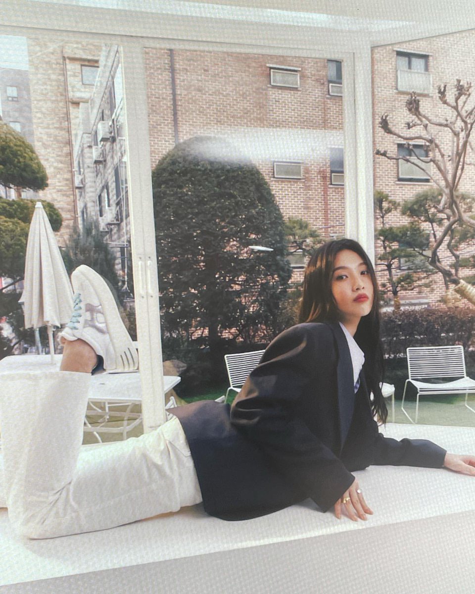 joyiestIe's tweet photo. my favourite picture of myself with mermaid pose. 🧜🏻‍♀️
 https://t.co/1r54T7VI1g