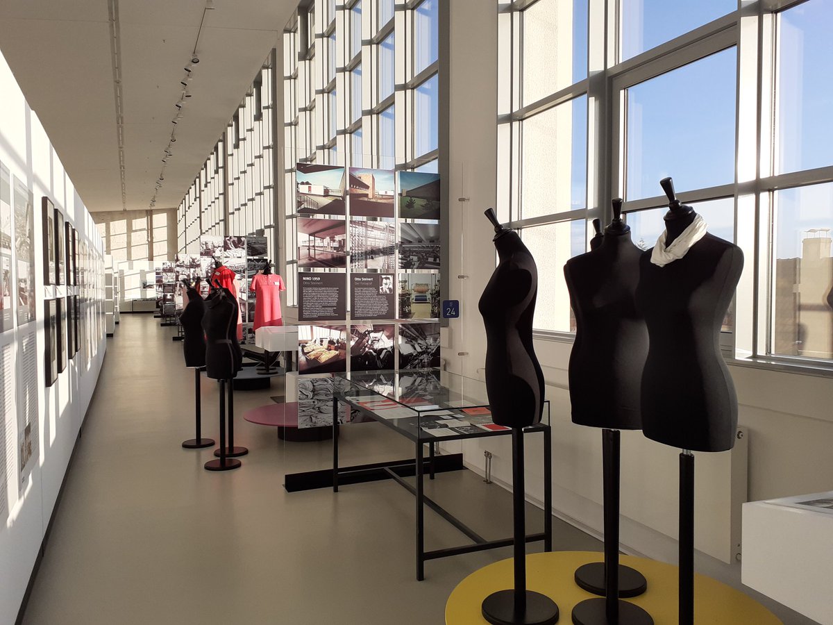 Kollektionswechsel im Museum: Es wird frühlingshaft in unserer Dauerausstellung. Und wer genau hinschaut, kann auch schon ahnen, welches Motto wir uns für unsere Modepuppen überlegt haben. Hoffentlich bald wieder geöftnet und für jeden zu besuchen. #museum #mode #nordhorn