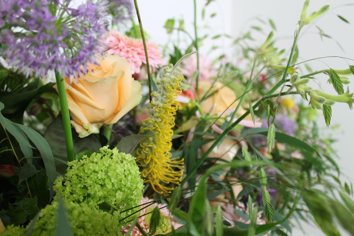 Heerlijk dit voorjaarszonnetje 🌞 !!!

Morgen kan men shoppen op afspraak en natuurlijk zijn wij daar klaar voor . Wij hebben ook weer verse snijbloemen die er extra voor zorgen om die lentekriebels naar binnen te halen.

#lente#interieur#zon#beleving#inspiratie#advies#bloemen#