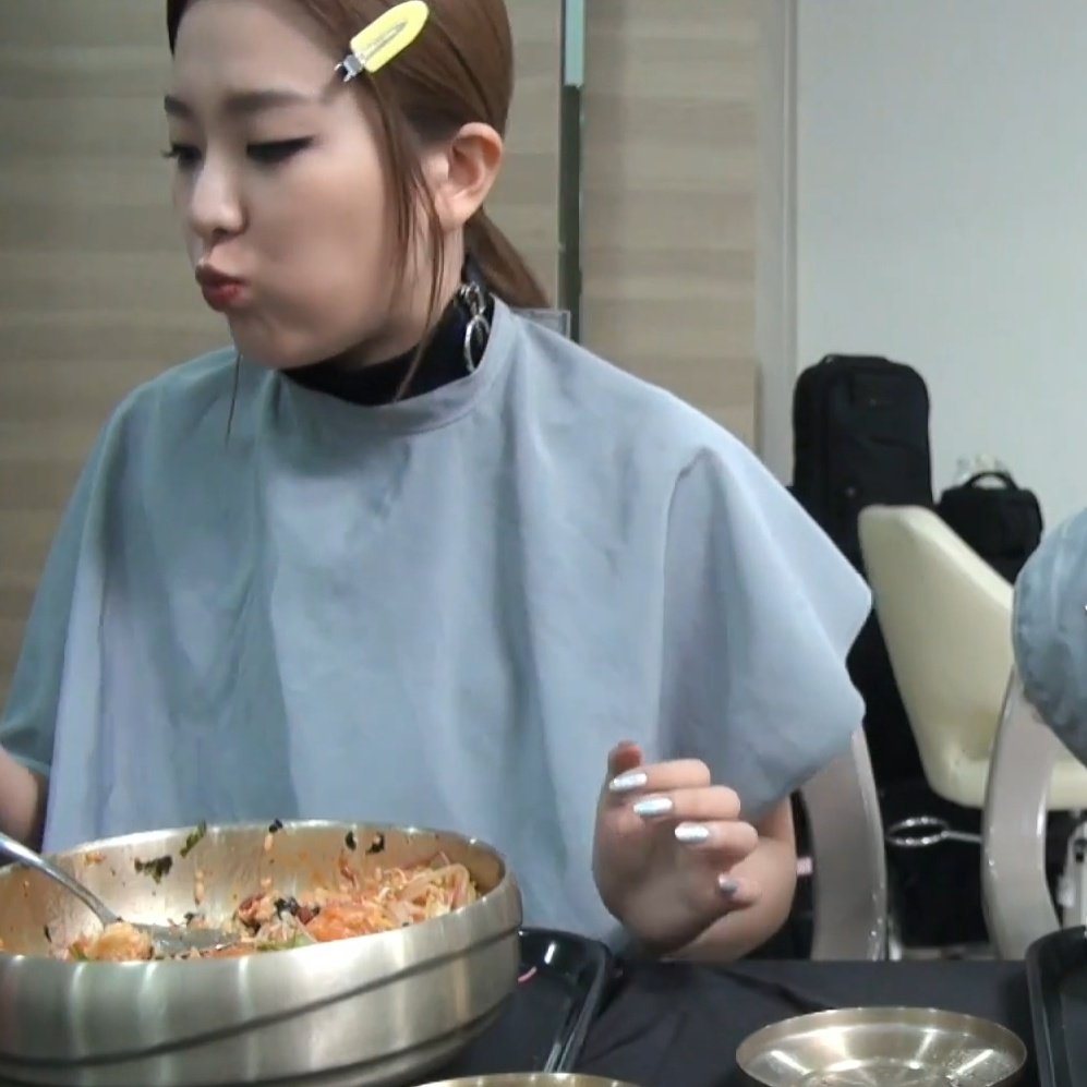 seulpictures's tweet photo. seulgi eating in pout — a devastating thread https://t.co/4XsciWW86Y