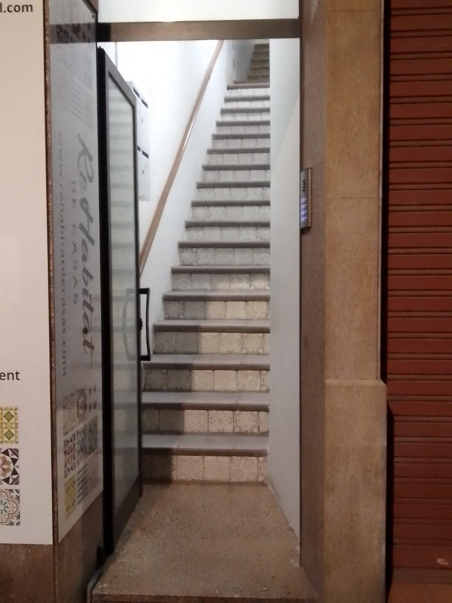 NuriaCa7's tweet photo. Accés a un portal de veïns. Com es pot observar que les mides, i les escales no facilita l'accés per tota la població.
#sharediversitas #diversitatuoc1 https://t.co/rImtbHQOSg