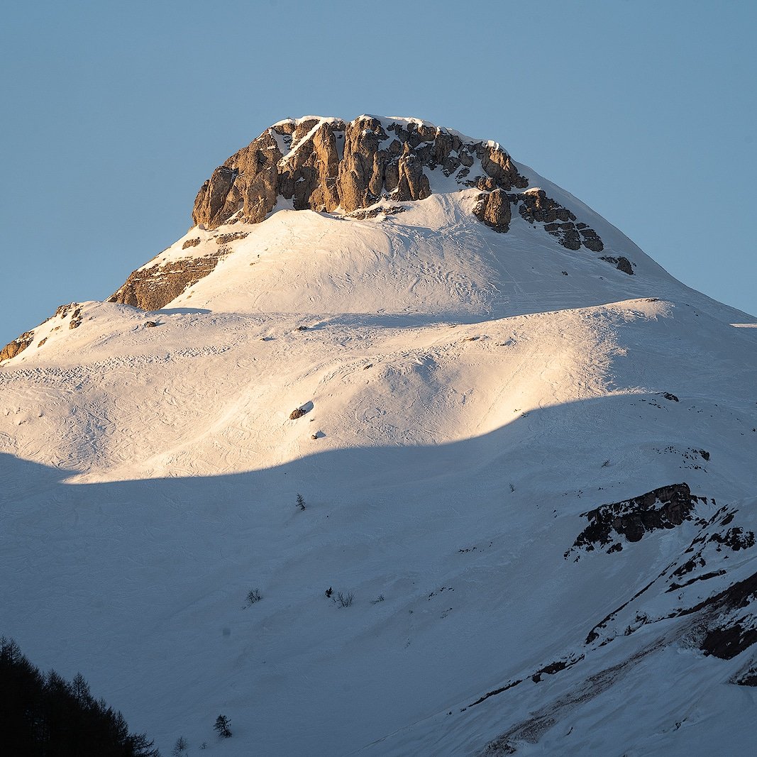 Primi raggi di sole sul Monte Cornetto. ☀ #TrentinoWow 📍 Viote, Monte Bondone