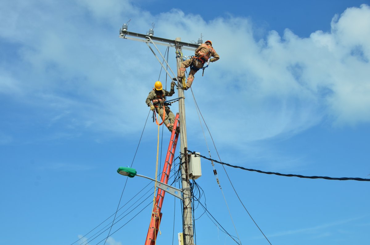 ConstruyoPais's tweet photo. #UnidosPorElArchipiélago | A través de @MinEnergiaCo, se ha liderado en #Providencia y #SantaCatalina el restablecimiento de la línea de media tensión y se trabaja en la de baja tensión para alcanzar el 100% de la cobertura, apoyados con #Sopesa @EPMestamosahi y @EMCALIoficial https://t.co/do48XoGnMx