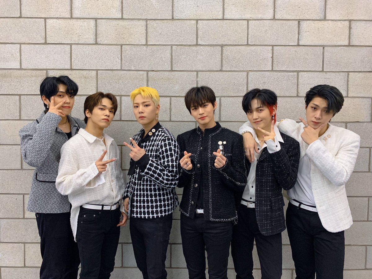 ONF_offcl's tweet photo. [#LightONF] 21.03.02 더쇼 📸

퓨즈와 온앤오프가 함께 하는 
삶의 모든 외침이 곧 "예술🧡"

#온앤오프 #ONF #BeautifulBeautiful https://t.co/RPMU4gat9y