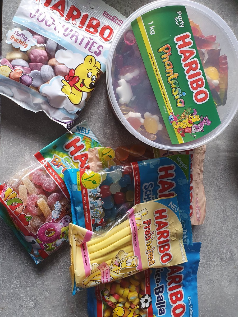 Huhu, wir hatten letztens bei einer Haribo Packung einen dabei das waren Rückstände eines Gummibärchen und haben Haribo daraufhin angeschrieben ^^ sie haben sich dafür entschuldigt und wir sollten die Packung zu Haribo schicken. 2 Wochen später kam dies hier als Entschädigung ^^