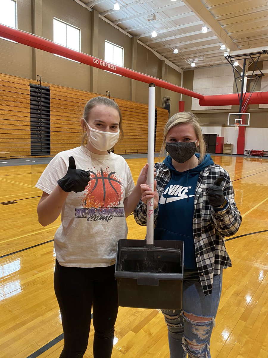 PrairieGBB's tweet photo. If anyone needs some mice catchers, Hadley and Rylee are the girls to call! https://t.co/0bKP88Zyb4