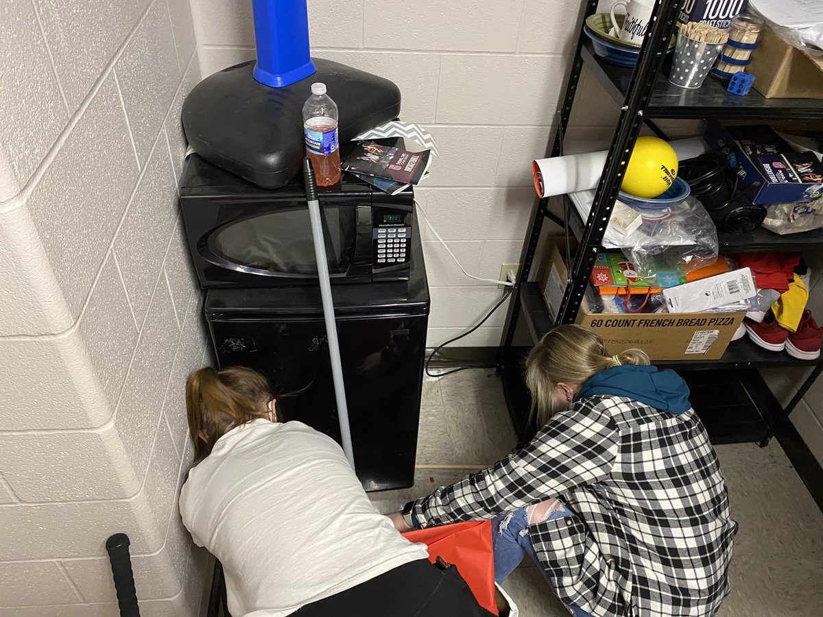 PrairieGBB's tweet photo. If anyone needs some mice catchers, Hadley and Rylee are the girls to call! https://t.co/0bKP88Zyb4