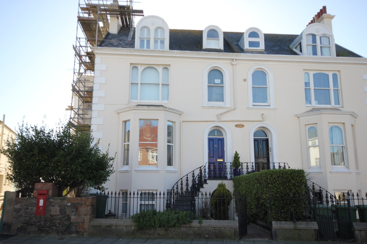 BenestEstates's tweet photo. **NEW INSTRUCTION**

Qualified/Entitled £399,000  St Helier

2 bedroom terrace apartment
Period features, high ceilings
Communal garden. Sea views
Separate kitchen. Store room
Well serviced bus stop
No parking. Sole agent
https://t.co/R9dK9bVLEH
💚 https://t.co/FZpTGrUkic
