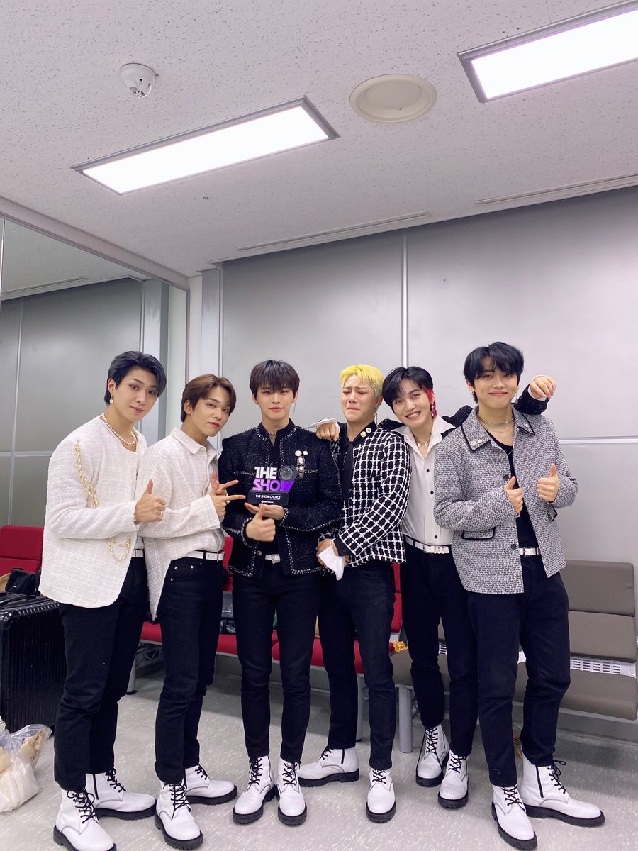 ONF_offcl's tweet photo. [#LightONF] 21.03.02 더쇼 📸

#BeautifulBeautiful
★ 축 1 위 ★
킹앤오프 짱앤오프 1위 축하합니다🥳🏆
"불러!! 노래!! 브뢈빠밤빠밤빰빰🧡" 

#온앤오프 #ONF https://t.co/81q981FZ0m