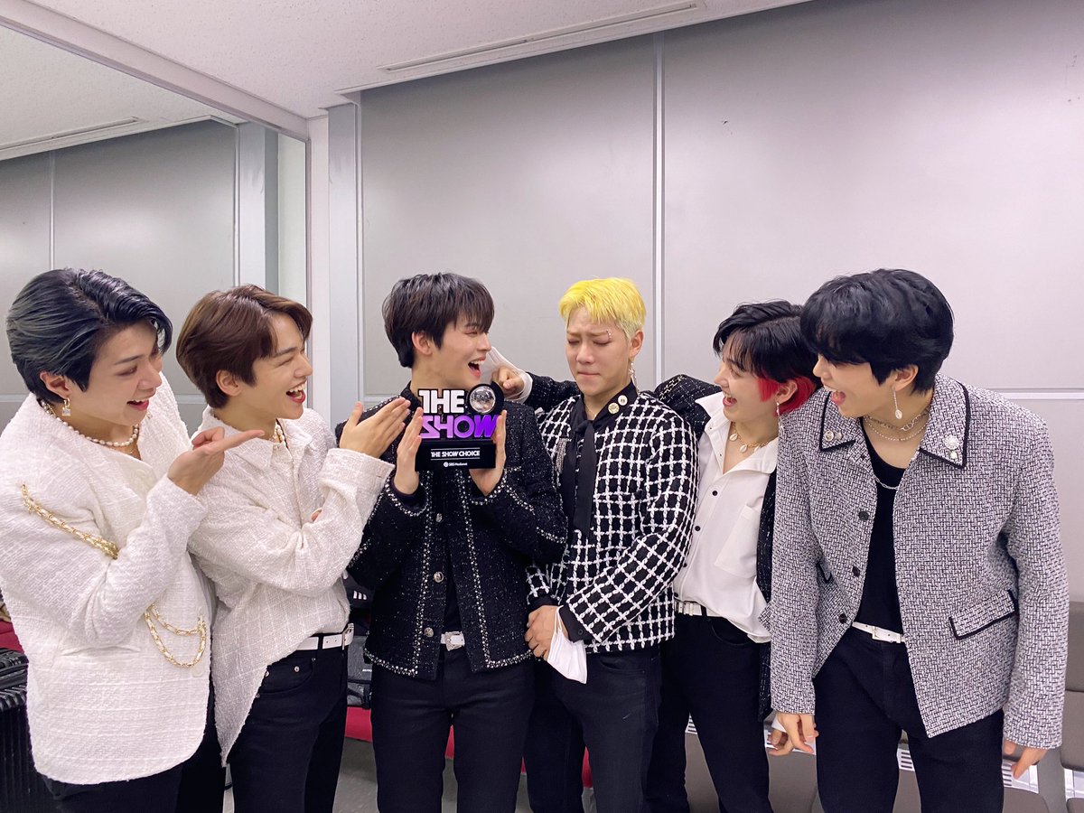 ONF_offcl's tweet photo. [#LightONF] 21.03.02 더쇼 📸

#BeautifulBeautiful
★ 축 1 위 ★
킹앤오프 짱앤오프 1위 축하합니다🥳🏆
"불러!! 노래!! 브뢈빠밤빠밤빰빰🧡" 

#온앤오프 #ONF https://t.co/81q981FZ0m